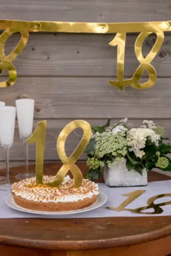 Gigant Tal Konfetti i Guld, 4 x Cutouts m/18 År