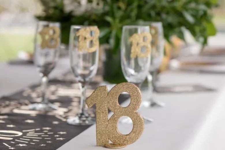 Lille Guld Glitter "18" Tal - Borddekoration